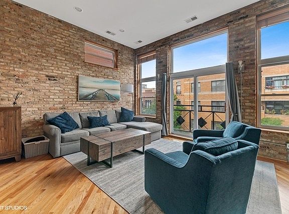3rd image of 2041 W Belmont Ave APT 3