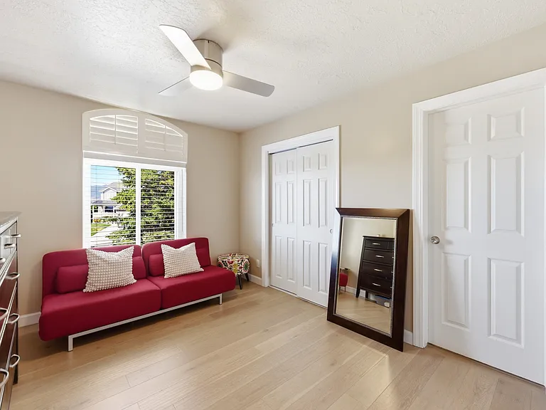 Versatile upstairs bedroom perfect for guests a home office.