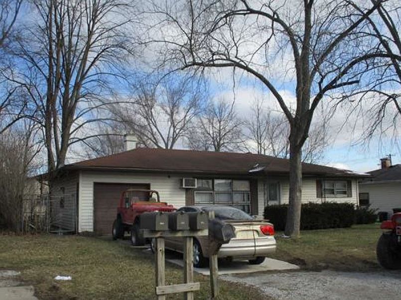1st image of 830 W 39th Ave