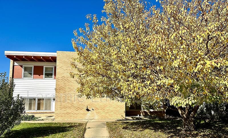 1st image of 814 S 23rd St