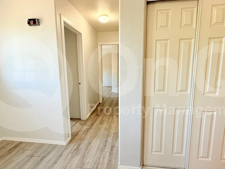 1103 E Grove St — Photo 16