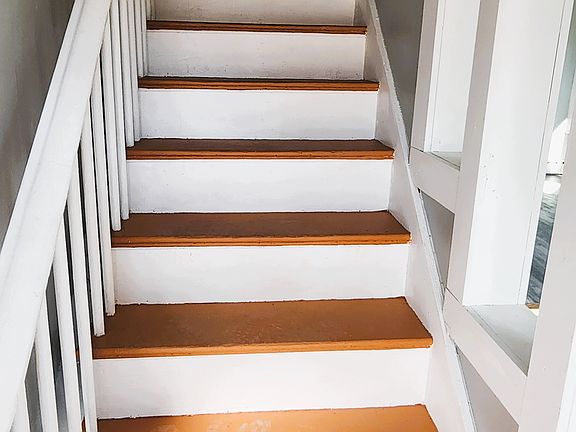 Stairs to 2nd floor bedrooms