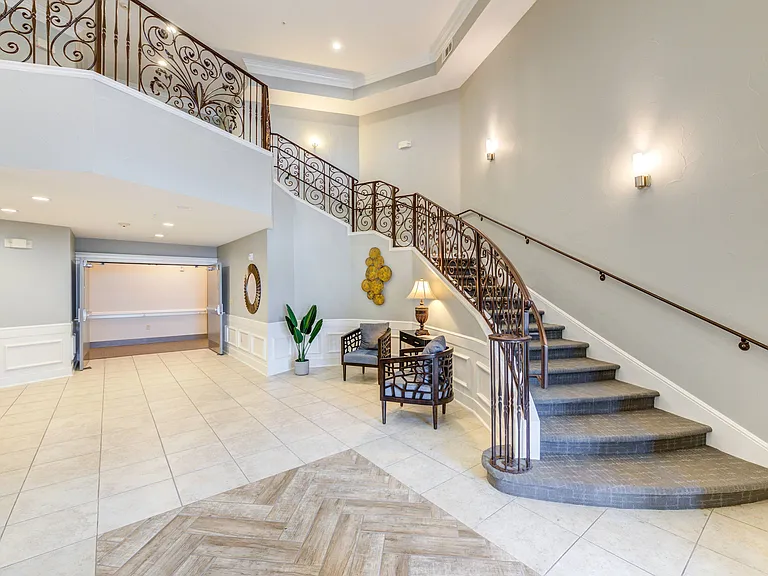 Leasing Lounge Entry