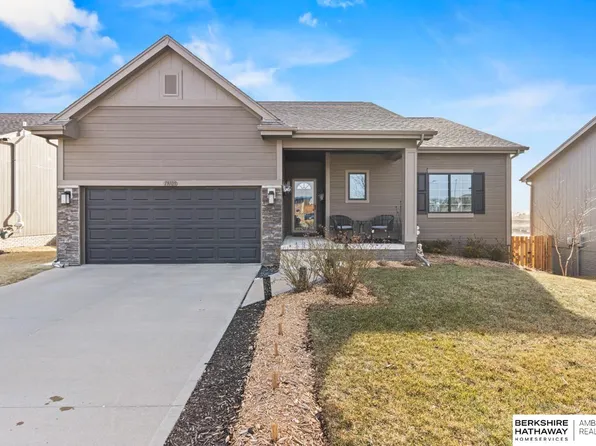 19109 Greenleaf St, Omaha, NE 68136