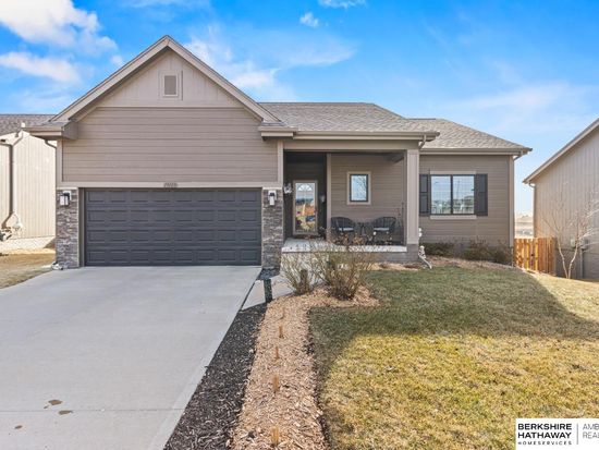 19109 Greenleaf St, Omaha, NE 68136