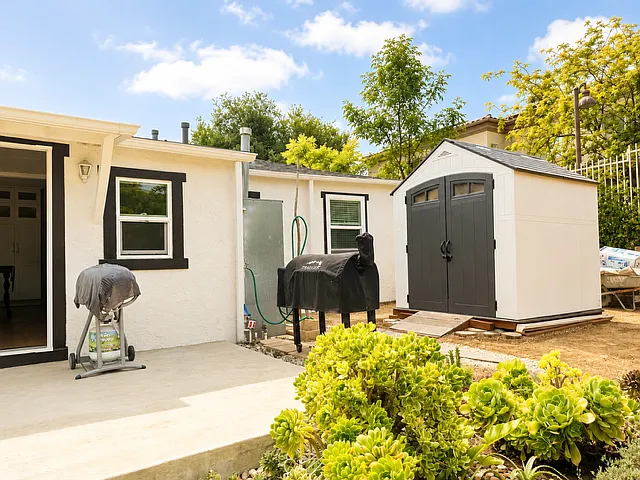 2665 Los Feliz Dr — Photo 11
