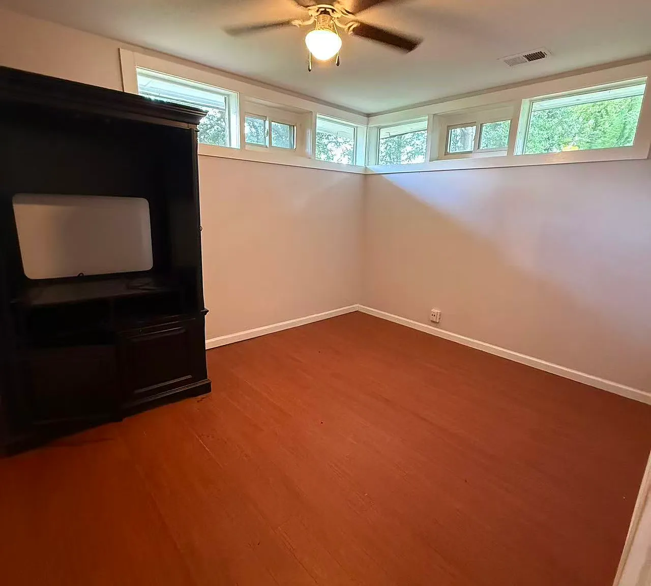 4 bed, 2500 sqft, $2,100 — Photo 3