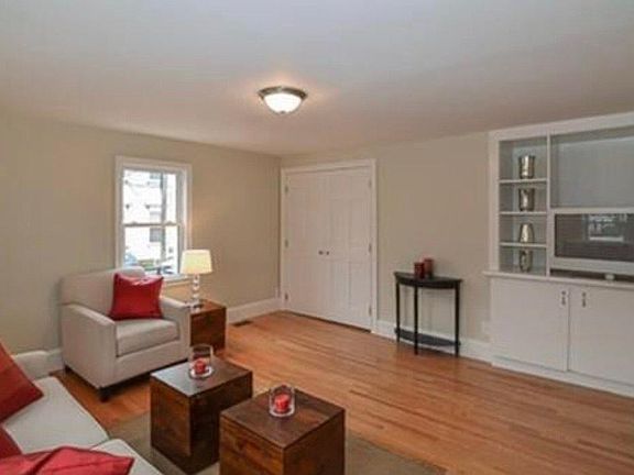 3rd image of 227-229 Hurley St #229-1