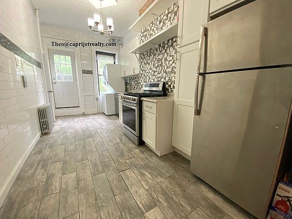 3rd image of 242 Kingsland Ave APT 1R