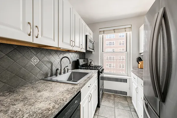 Sold by Douglas Elliman | media 24