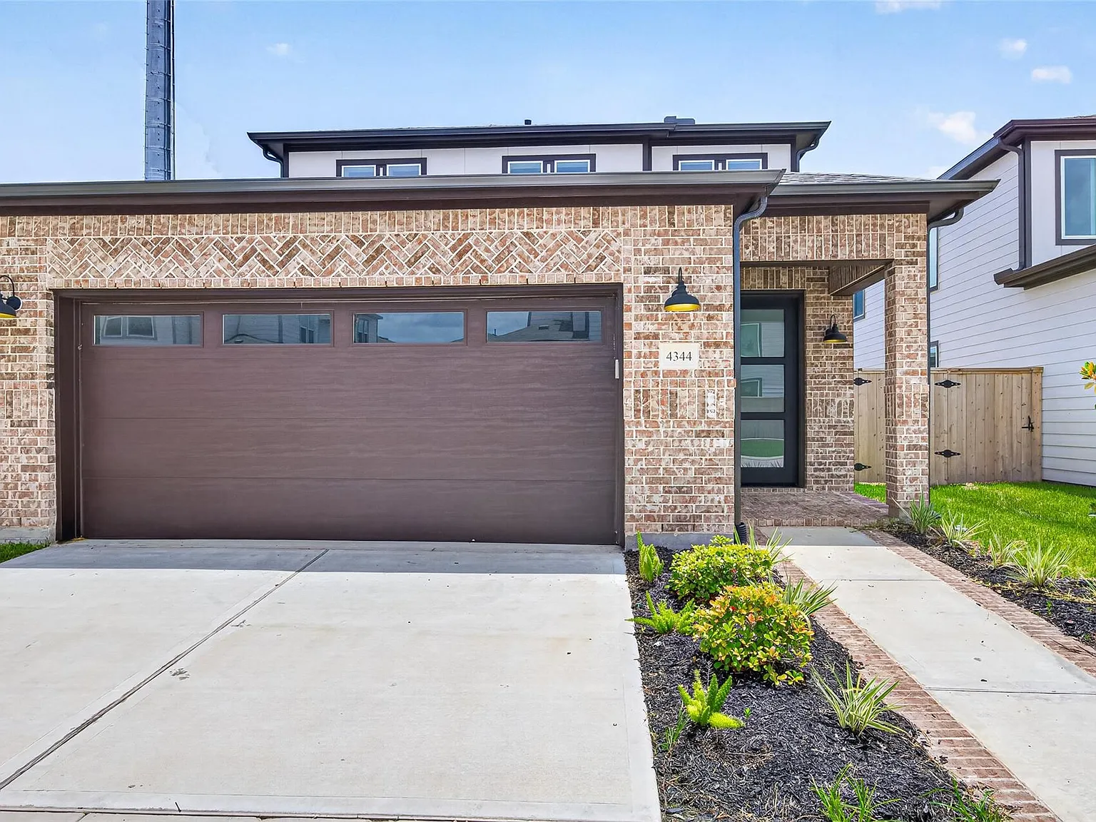 4 bed, 3.5 bath, 2200 sqft, $2,850 — Photo 4