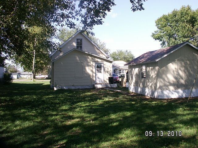 2nd image of 211 E Division St