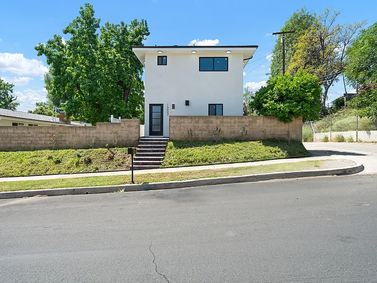 16602 Superior St — Photo 3
