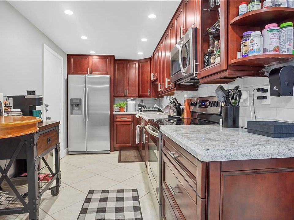 1st image of 1428 SE 4th Ave APT 136