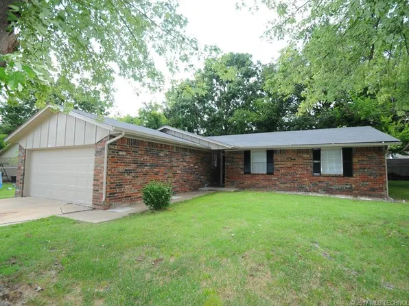 1104 N Hickory Ct, Broken Arrow, OK 74012