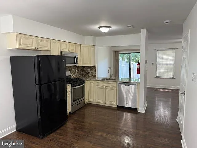3 bed, 1.5 bath, 1314 sqft, $2,700 — Photo 4