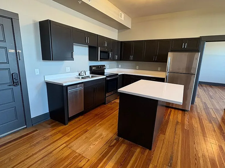 302 Commercial St — Photo 1