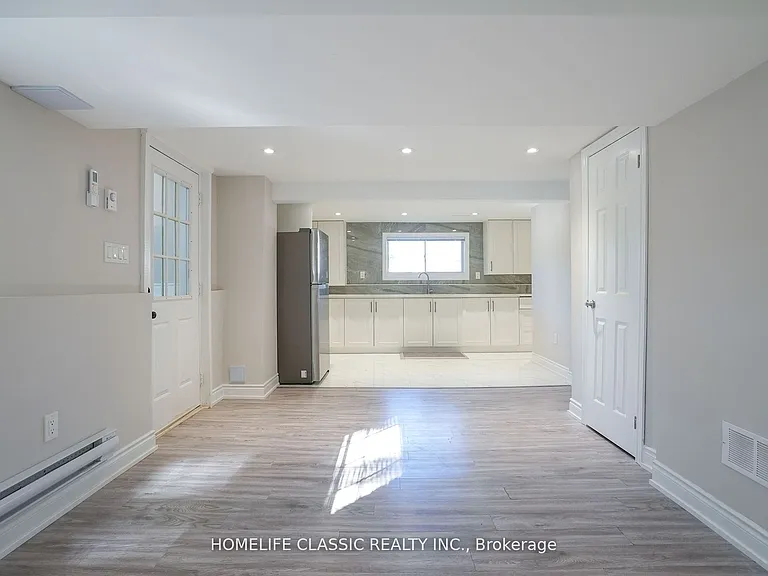 100 Chaucer Cres — Photo 4