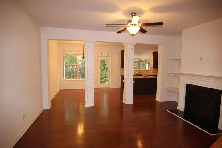 3 bed, 2.5 bath, 1944 sqft, $2,350 — Photo 2