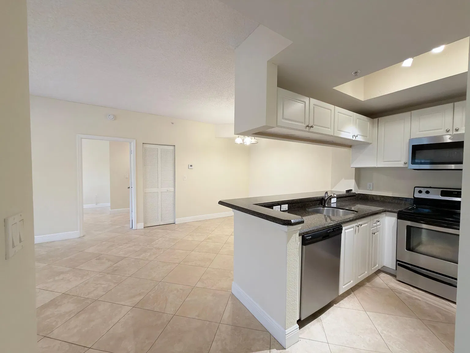 2 bed, 2.0 bath, 1057 sqft, $2,750 — Photo 2