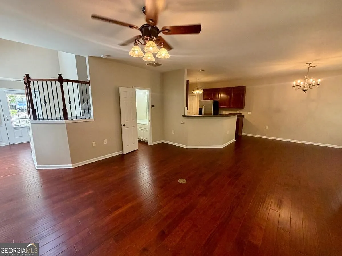 3 bed, 2.5 bath, $2,050 — Photo 4