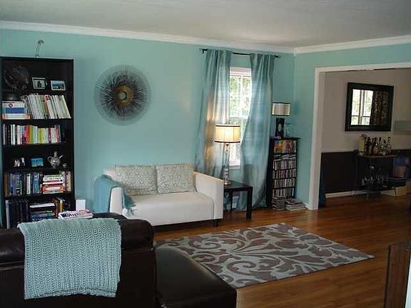 Living room (view 3)