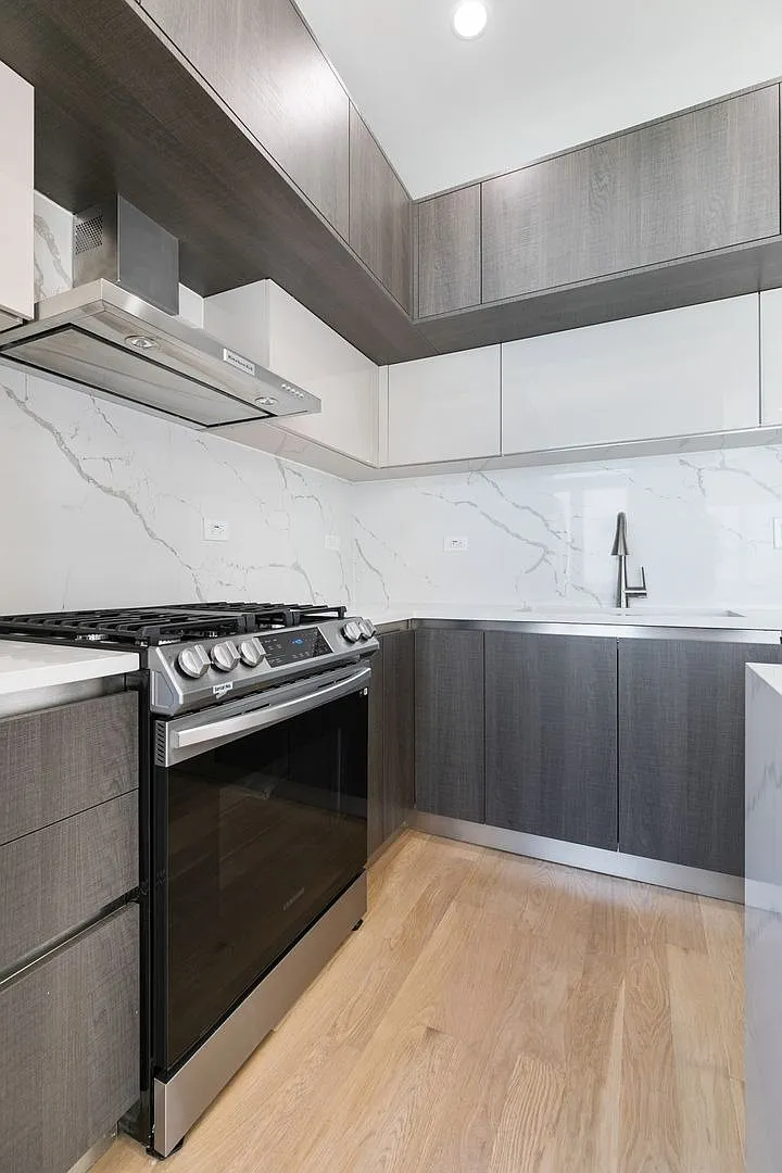 2 bed, 1019 sqft, $4,100 — Photo 1