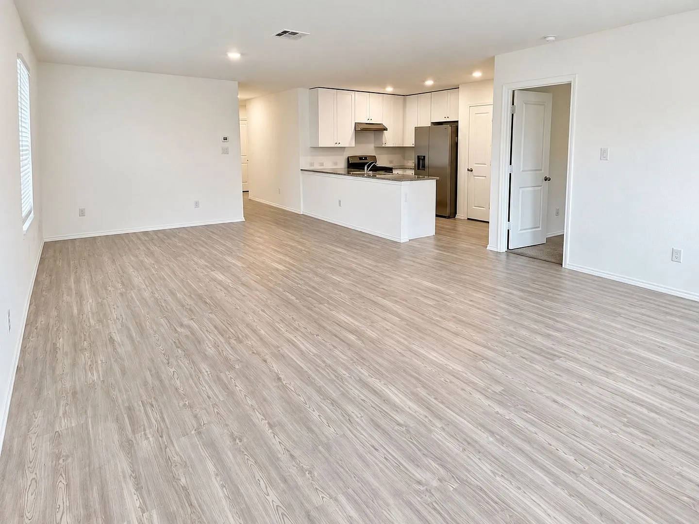 2823 Rosefinch — Photo 3