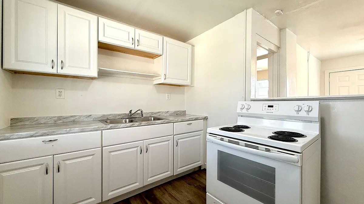 1 bed, 1.0 bath, 650 sqft, $899 — Photo 2