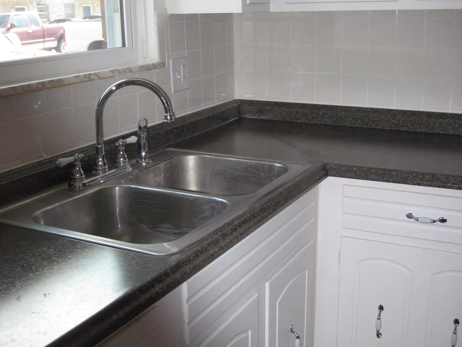 1012 Valley View Dr — Photo 3