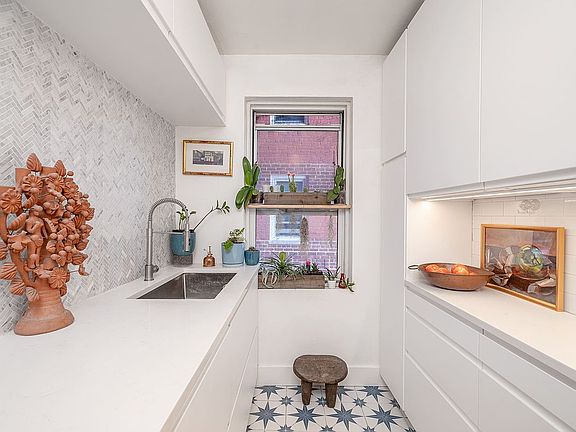 3rd image of 100 Park Ter W APT 2M