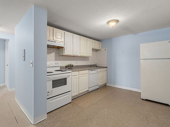 3rd image of 71 Oxford Ave APT A