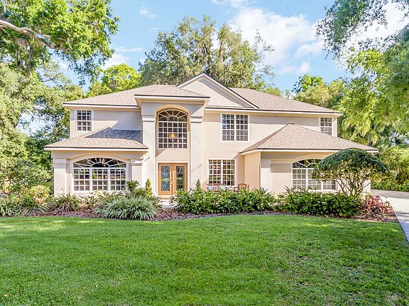 Lovely curb appeal!	