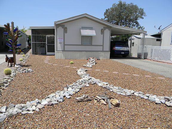 large quiet front yard 