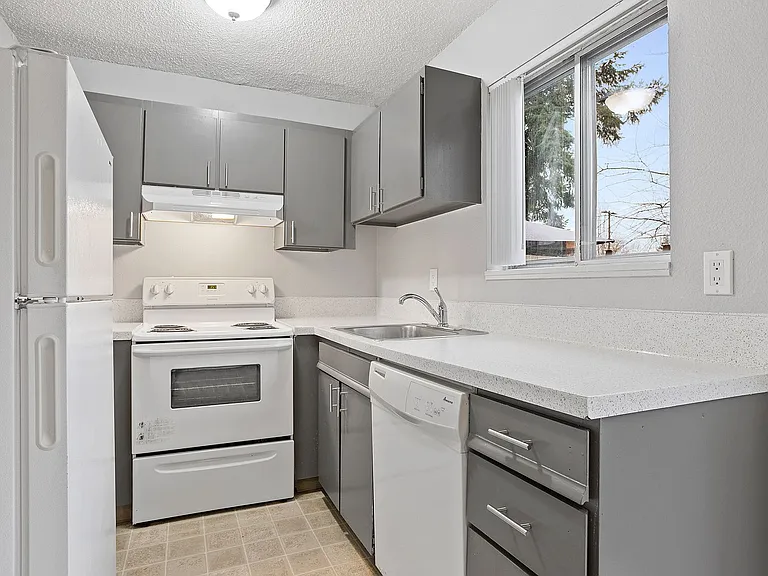 Wetherburne Square Townhomes — Photo 2