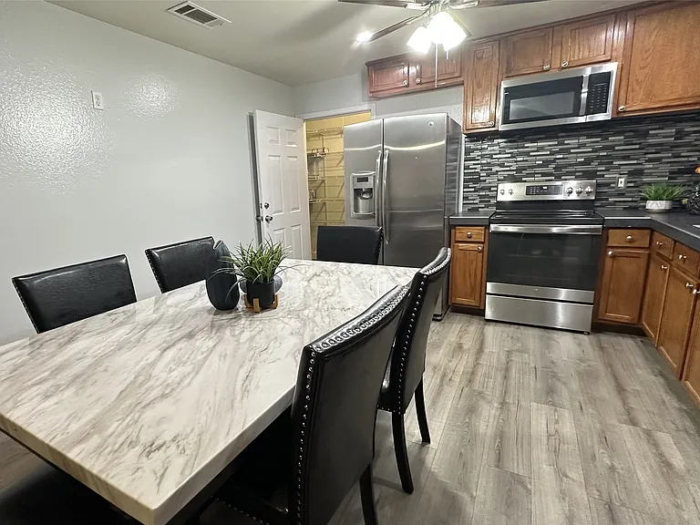 13731 Biggs St — Photo 9