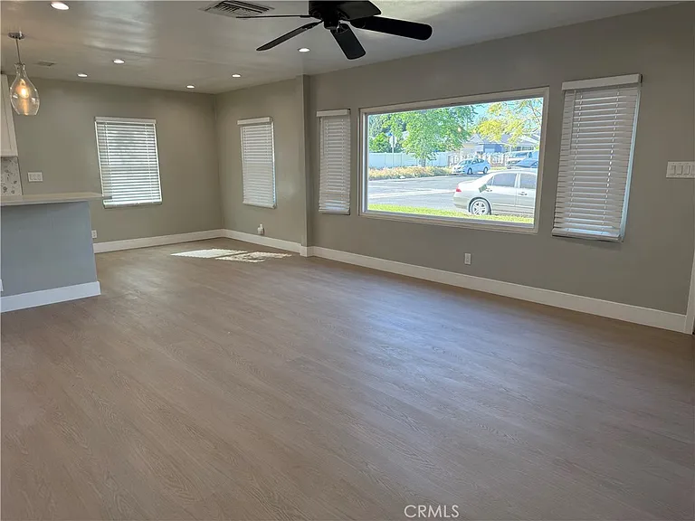 7358 Riverton Ave — Photo 5