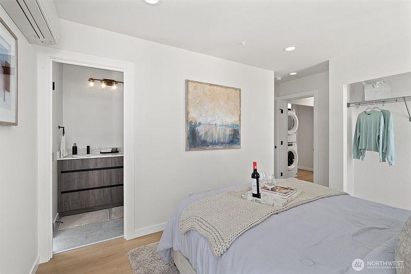 3rd image of 3116 Queen Anne Avenue N