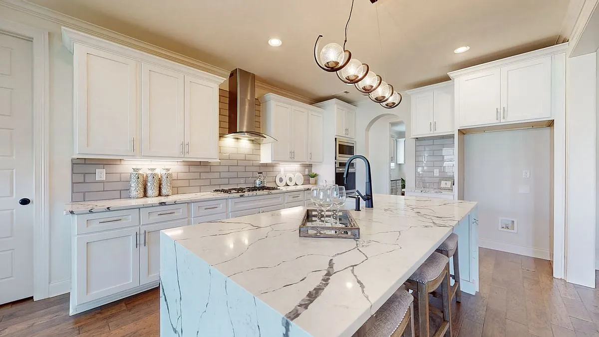 5 bed, 4.5 bath, 4933 sqft, $4,500 — Photo 2