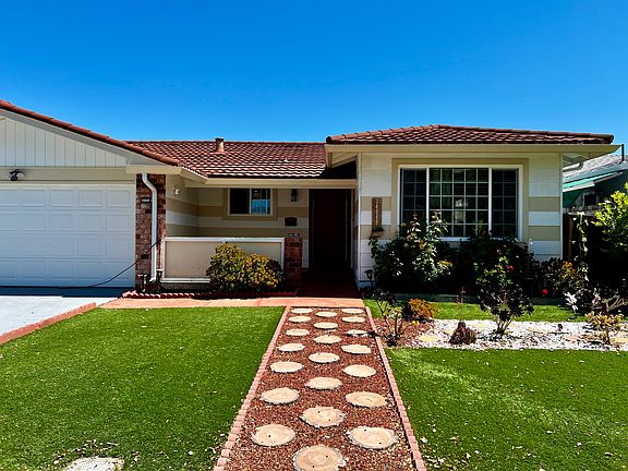 Front yard - Entry Pathway