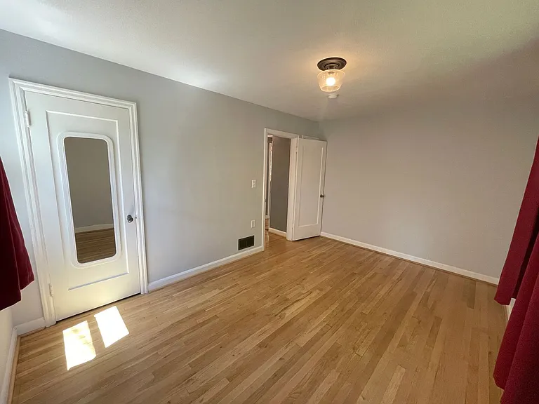 7015 N Greenwich Ave — Photo 9
