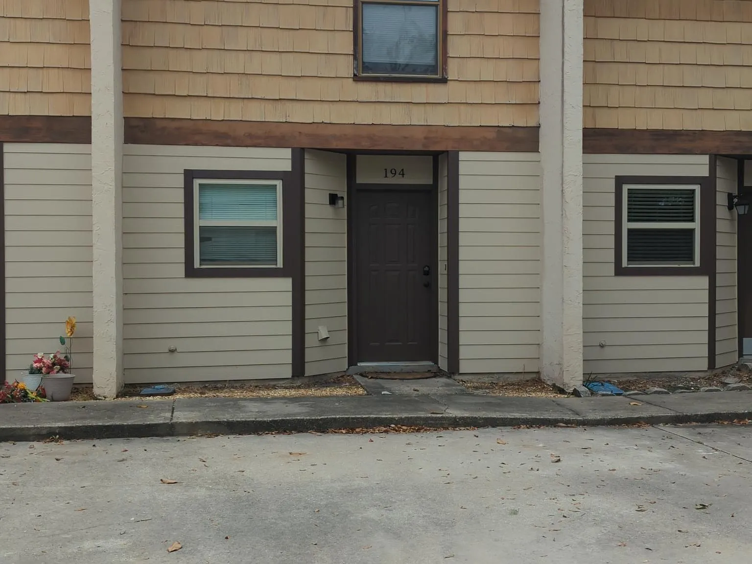 194 SW Crescent St — Photo 2