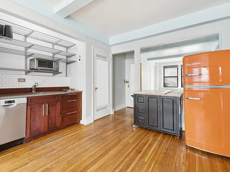 457 W 57th St #811 — Photo 5