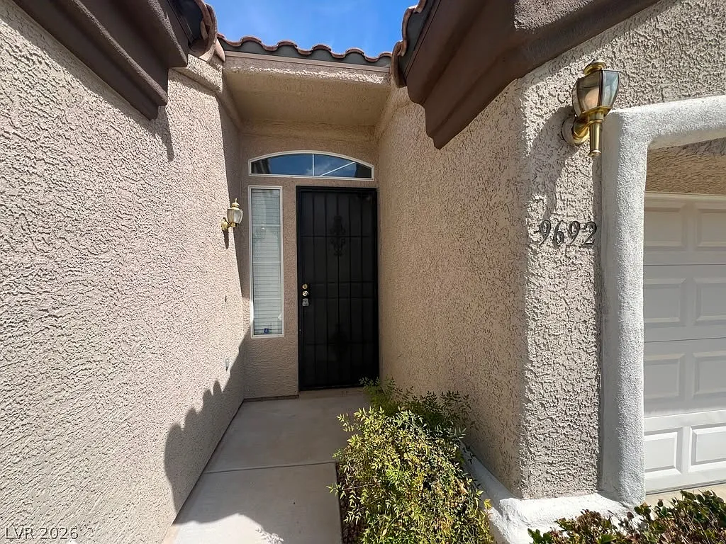 3 bed, 2.0 bath, 1612 sqft, $2,195 — Photo 2