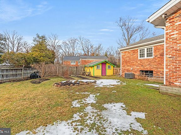 5th image of 7912 Bainbridge Rd