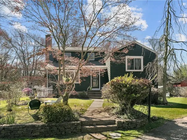 228 N Country Club Dr, Warwick, RI 02888