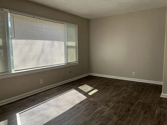176 Stratford Dr NW — Photo 2