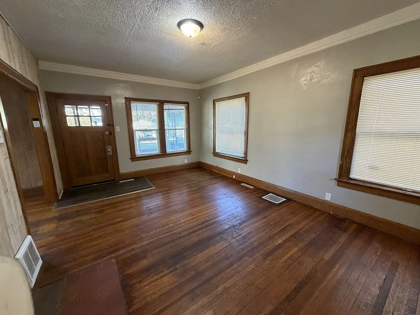 Charming & Spacious 3-Bedroom Home in West Toledo — Photo 2