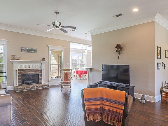 3rd image of 2939 Cypress Creek Dr