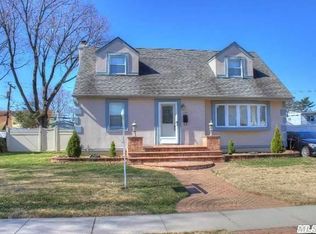 837 Elda Ln, Westbury, NY 11590